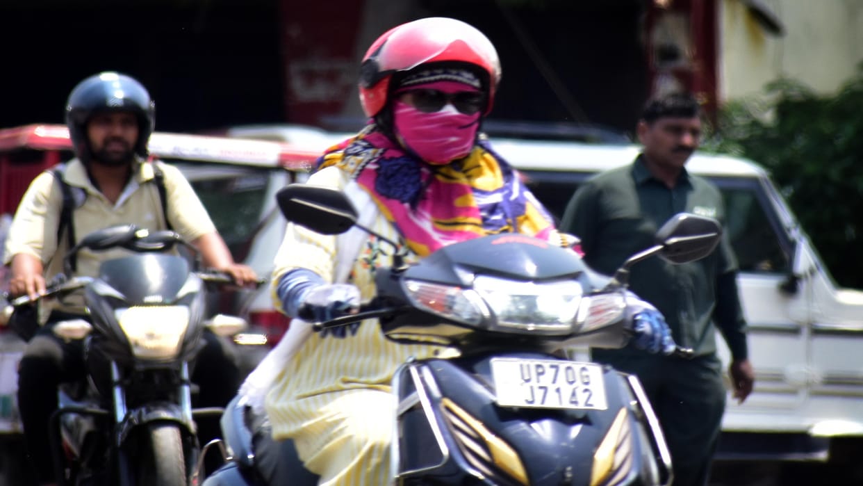 Sun showed its attitude, Friday was the hottest day of the season, mercury crossed 44 degrees.