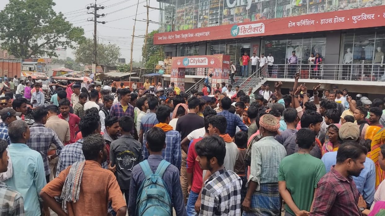 Bihar: Prisoner died during treatment in Madhepura, family members created ruckus by blocking road