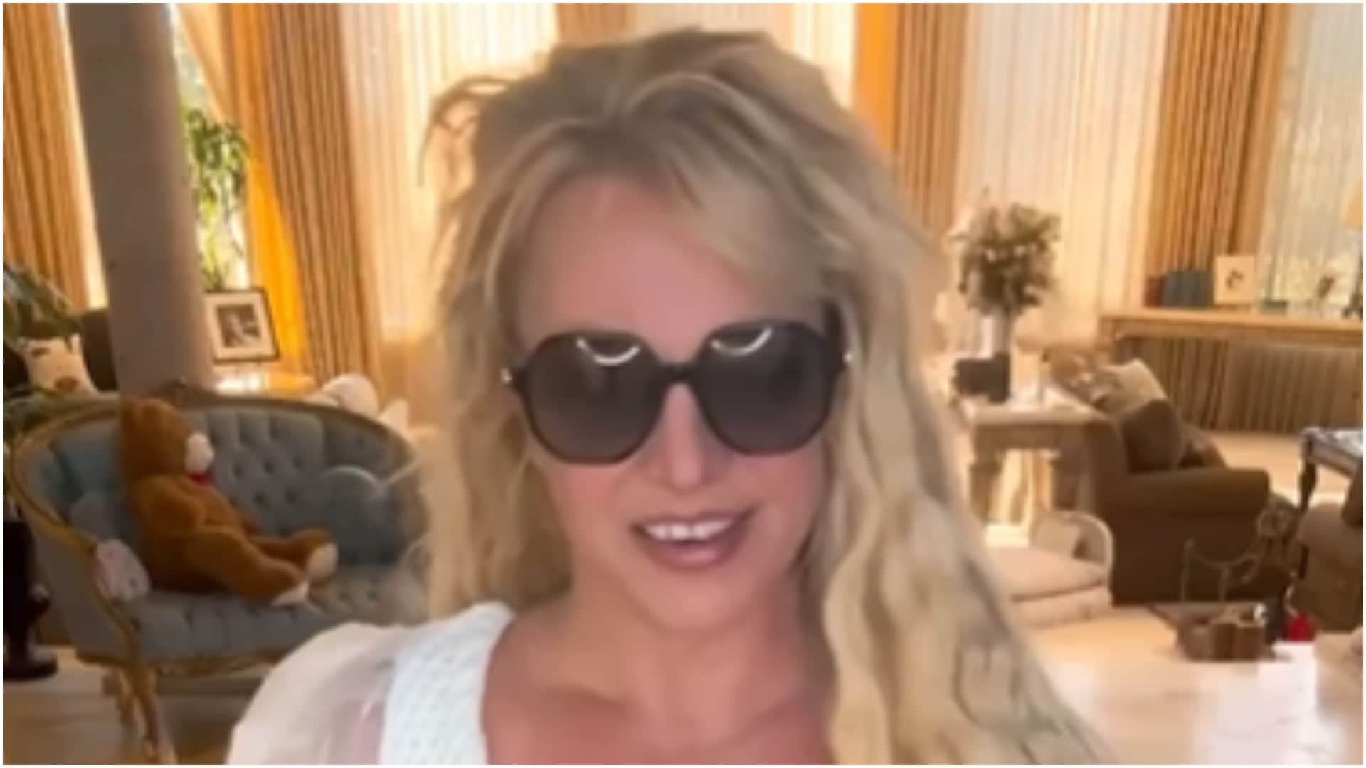Britney Spears Reaction on her Viral toplesss photos and alleged fight news with boyfriend in Los Angeles