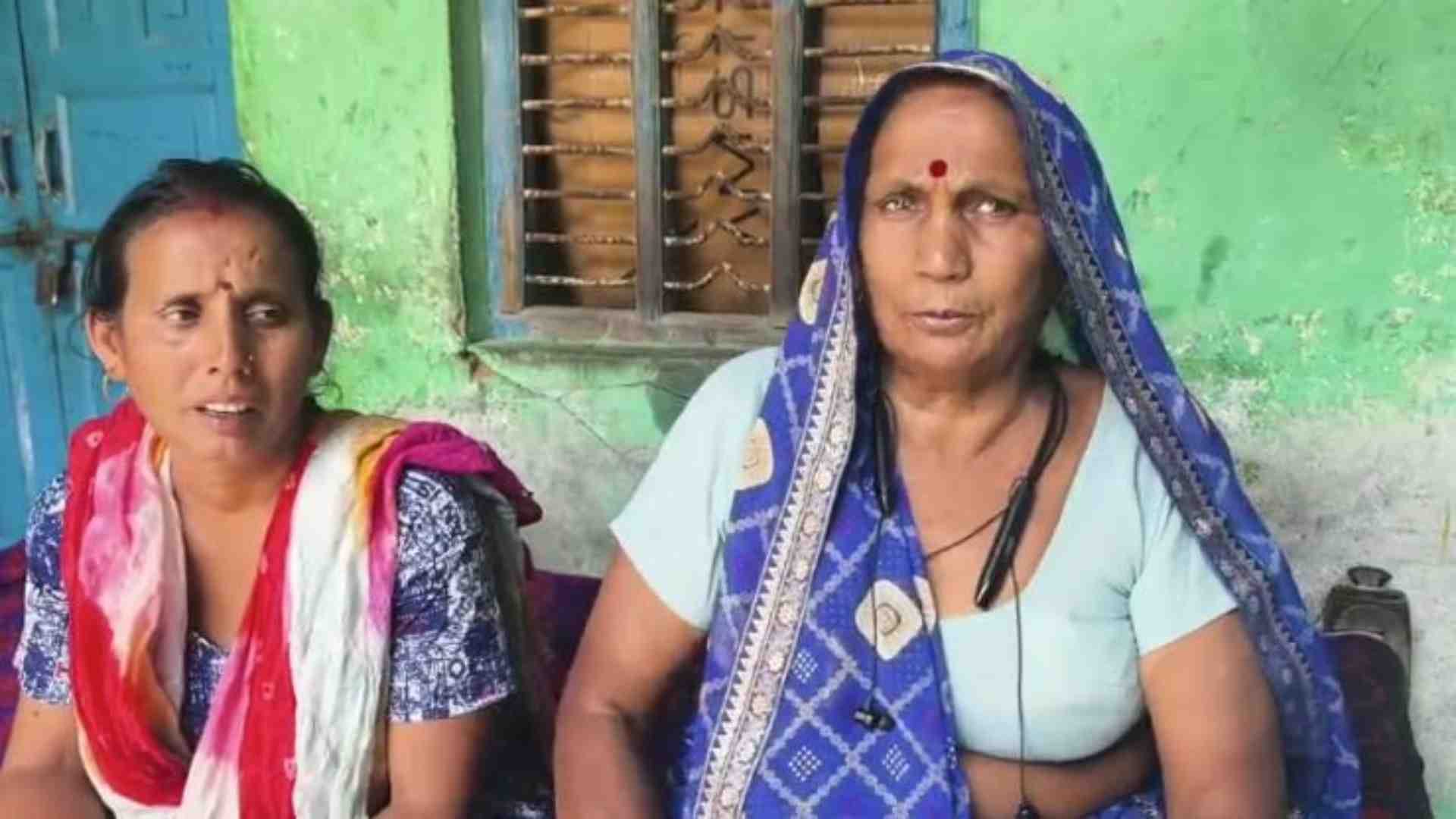 घटना की जानकारी देतीं पीड़ित महिलाएं।