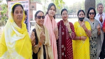 Photos of voting in Aligarh