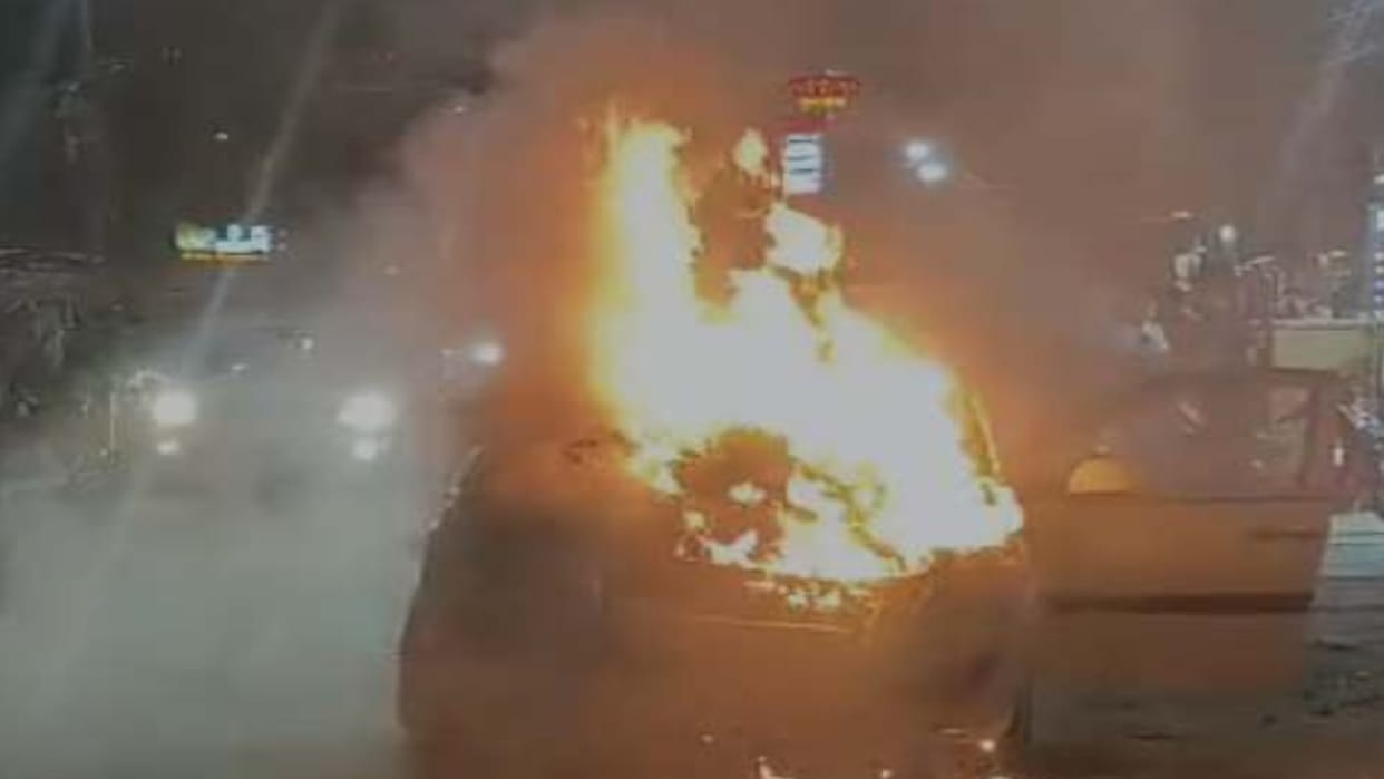 Raipur Fire News: Massive fire broke out in a moving car; People ran to save their lives