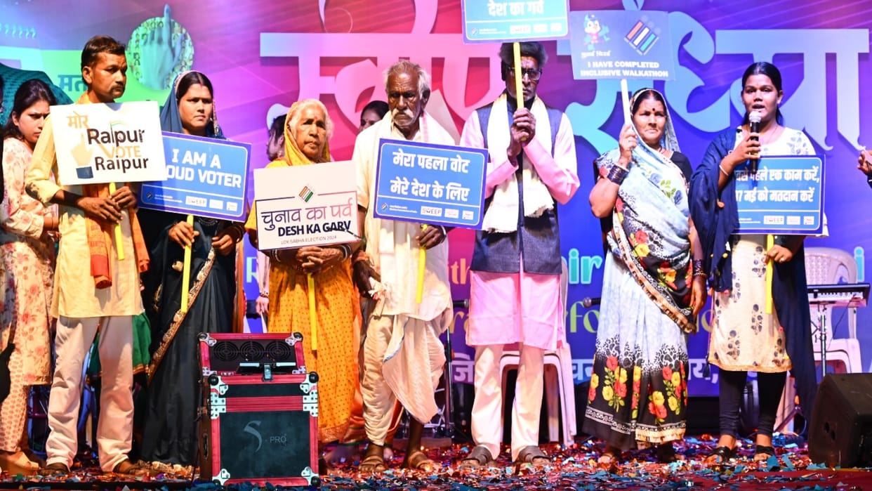 Ramp walk for voting awareness in Raipur: Youth and elders were seen on stage, oath was taken for 100% voting