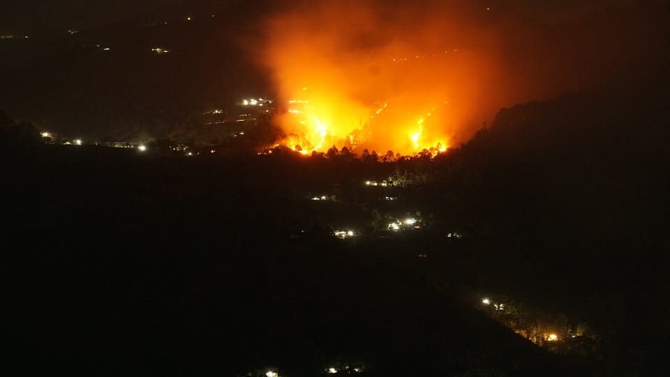 Uttarakhand Forest Fire: Air Force Helicopter Engaged In Extinguishing Nainital Forest Fire News in Hindi