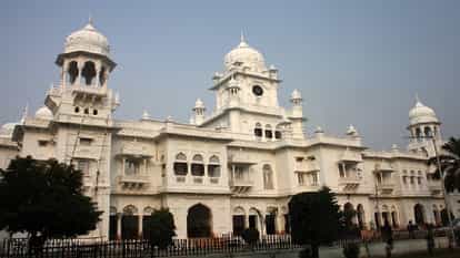 Lucknow: Five residents were removed from Trauma Center for brokering patients, thus sending them to other hos