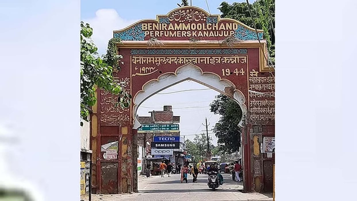 There will be a political contest between 15 candidates in Itranagari