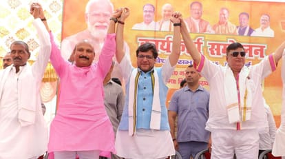 पासी सम्मेलन में अभिवादन करते जिलाध्यक्ष अजीत सिंह बब्बन, आबकारी मंत्री नितिन अग्रवाल और नरेश अग्रवा