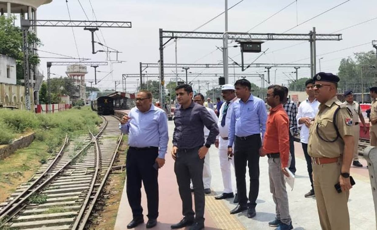 Railway AGM AK Singhal reviewed railway projects in Varanasi