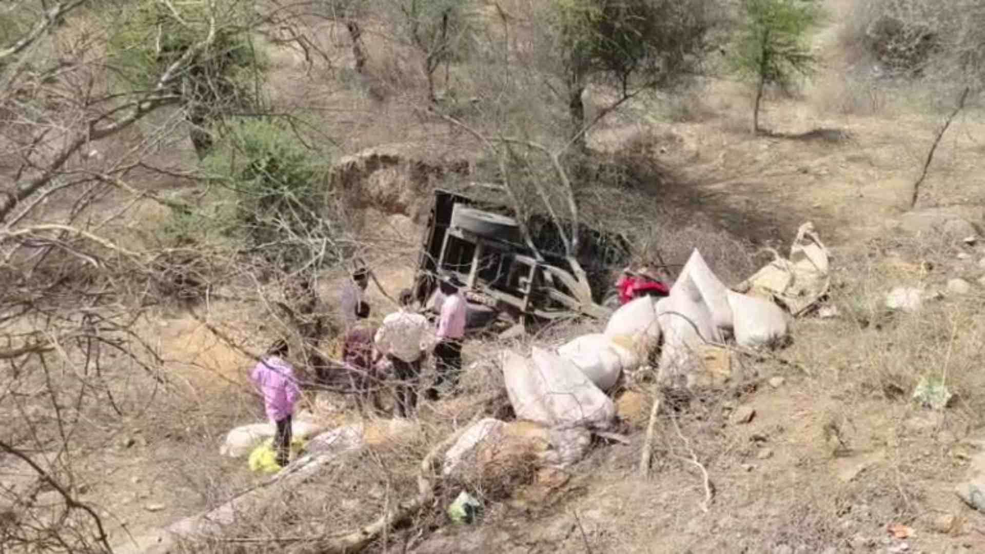 खाई में गिरी ट्रॉली।