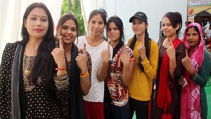 Photos of voting in Aligarh