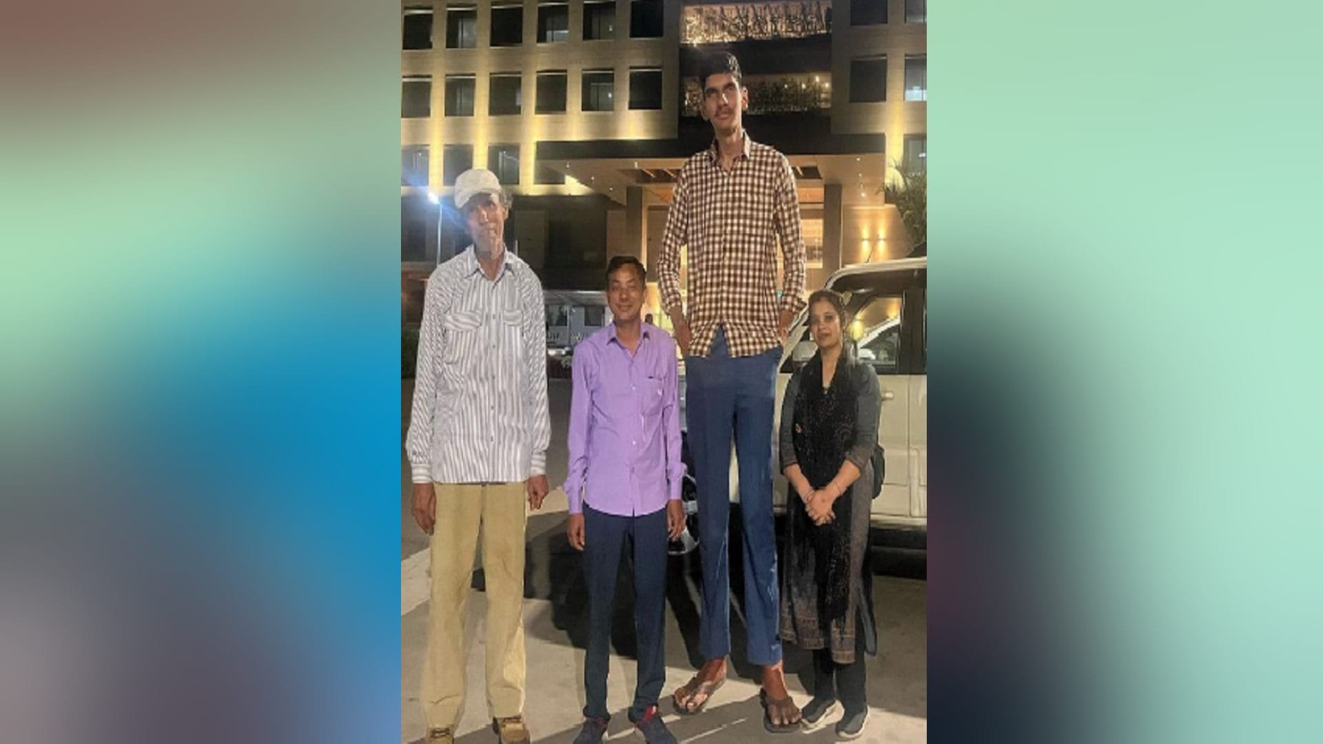 Saharanpur: 8.4 feet tall Kishore Karan reached Muzaffarnagar and crowd gathered to see him