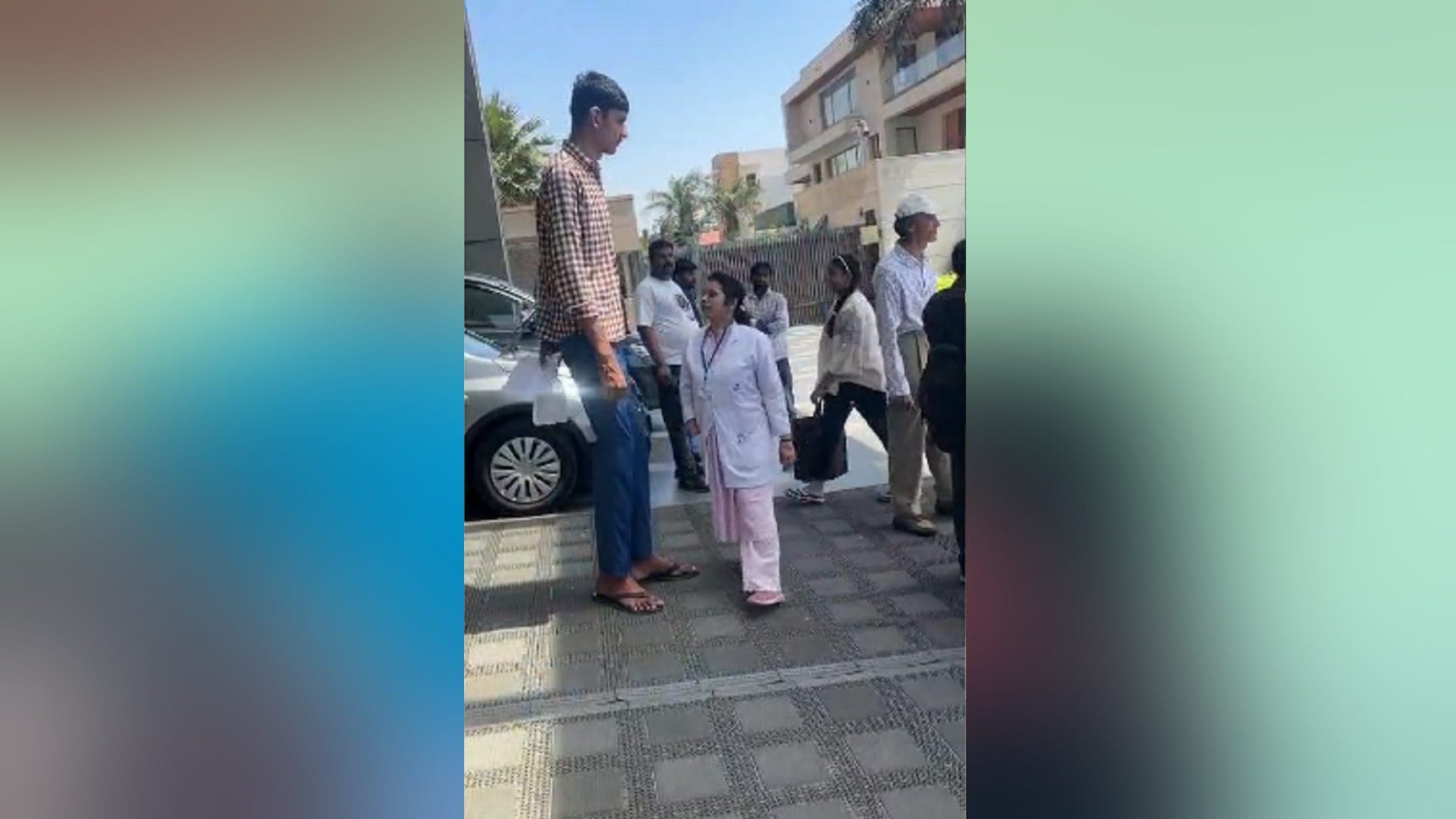 Saharanpur: 8.4 feet tall Kishore Karan reached Muzaffarnagar and crowd gathered to see him