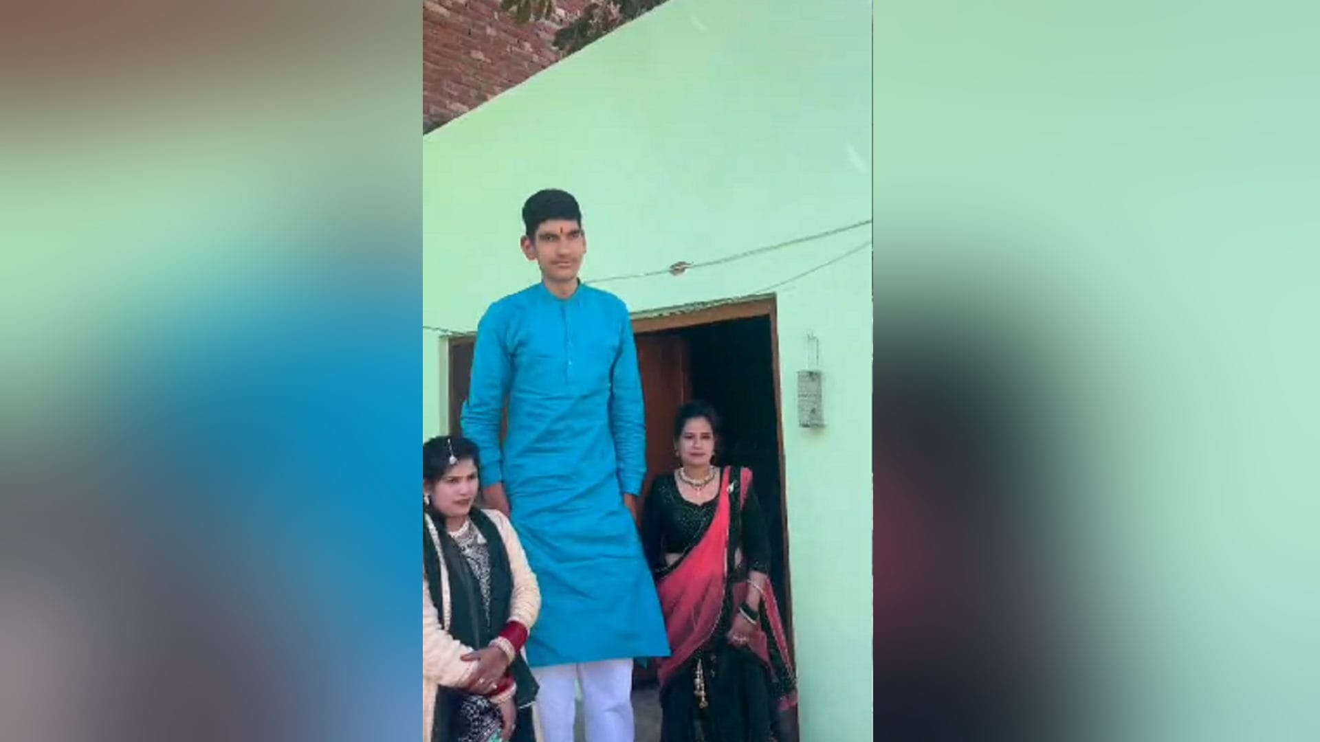 Saharanpur: 8.4 feet tall Kishore Karan reached Muzaffarnagar and crowd gathered to see him