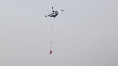 Uttarakhand Forest Fire: Air Force Helicopter Engaged In Extinguishing Nainital Forest Fire News in Hindi