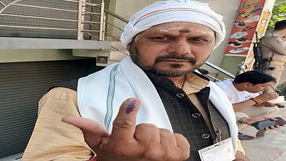 Photos of voting in Aligarh