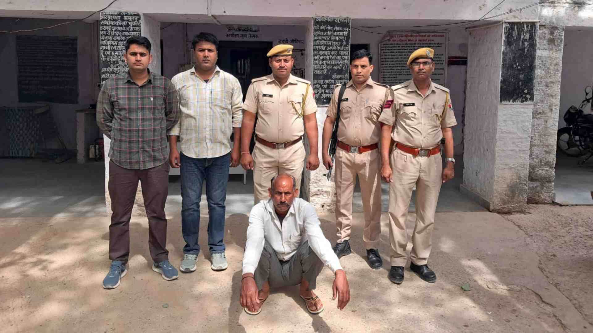 पुलिस की गिरफ्त में आरोपी।