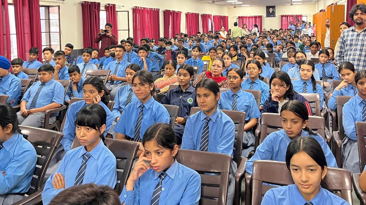 Police ki Pathshala In dehradun organized by Amar Ujala Foundation students Uttarakhand Watch Photos