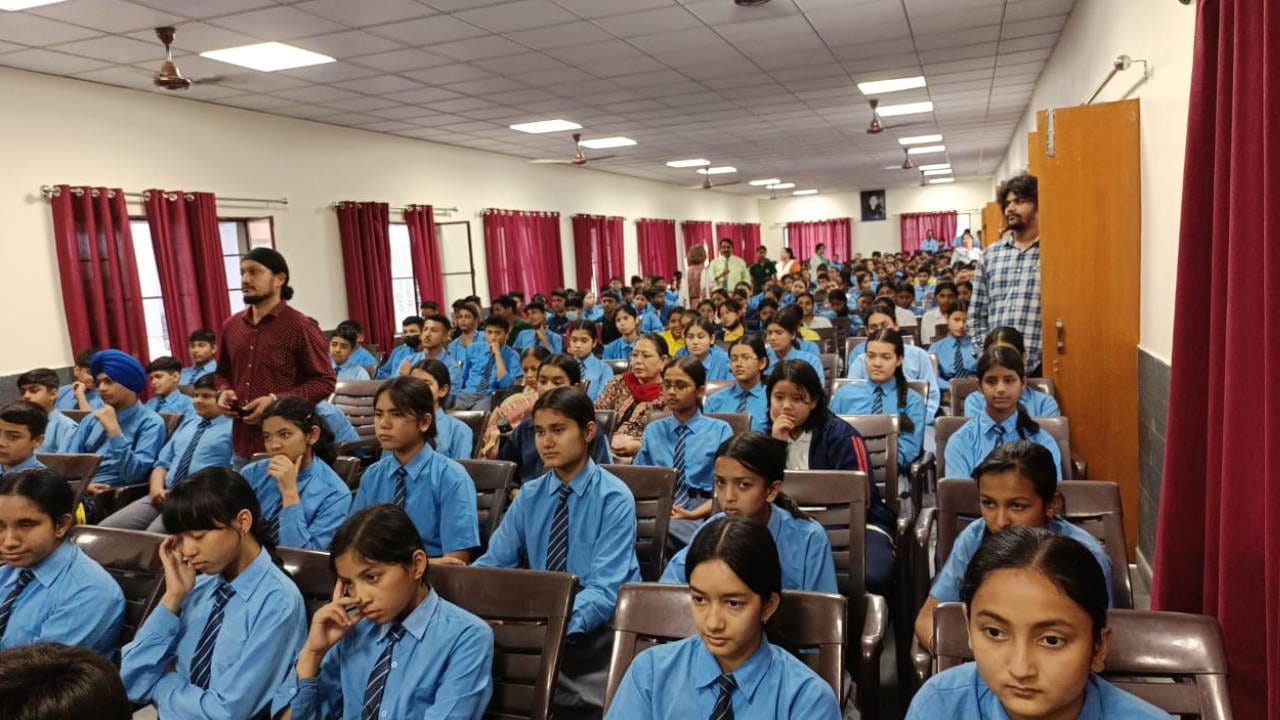 Police ki Pathshala In dehradun organized by Amar Ujala Foundation students Uttarakhand Watch Photos