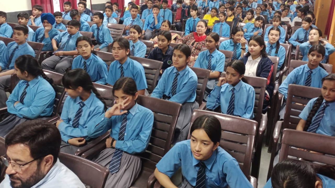Police ki Pathshala In dehradun organized by Amar Ujala Foundation students Uttarakhand Watch Photos