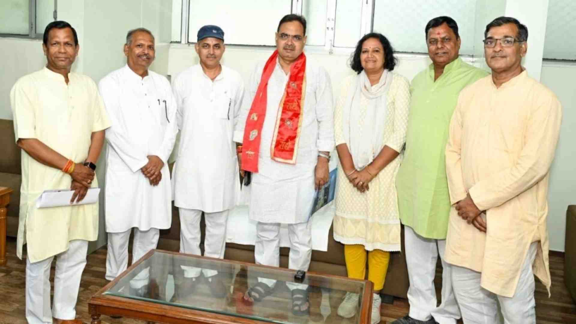 सीएम के साथ शिक्षक संघ के सदस्य।