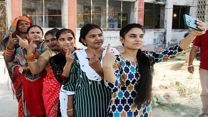 Photos of voting in Aligarh