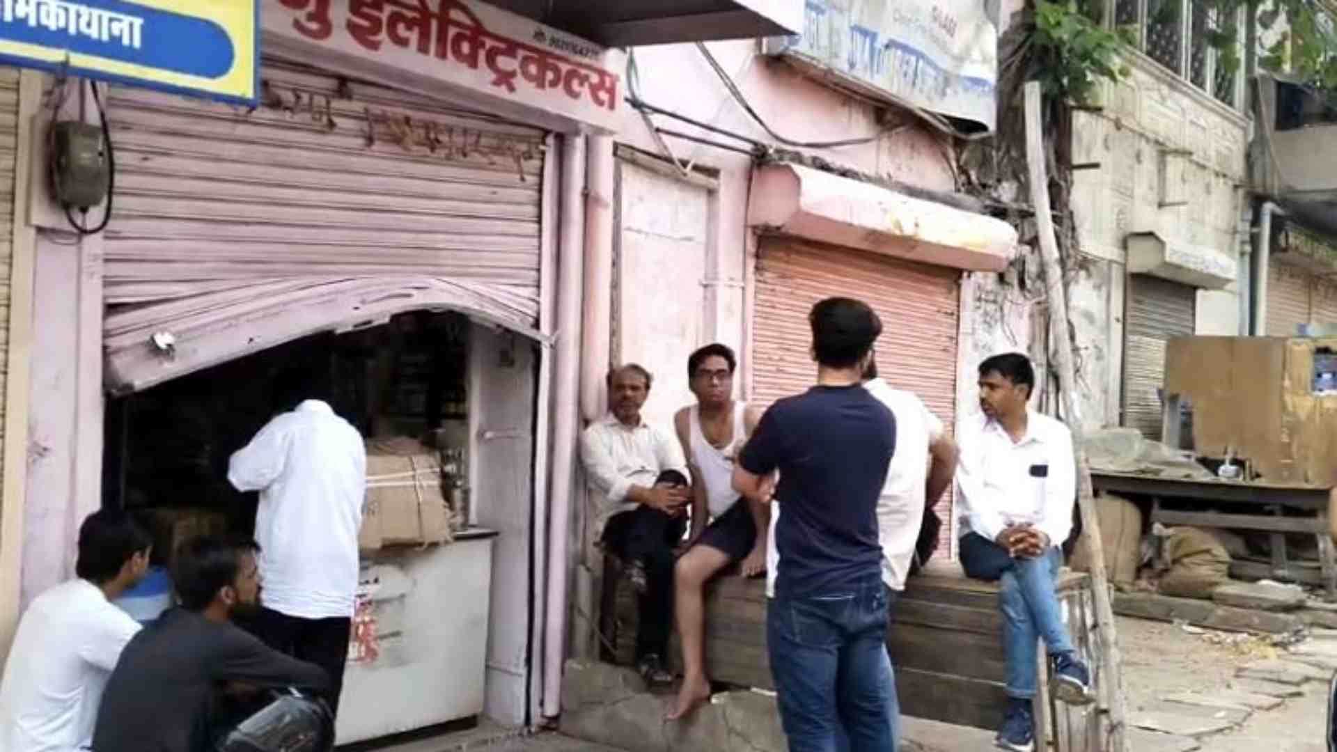 दुकान का टूटा शटर।