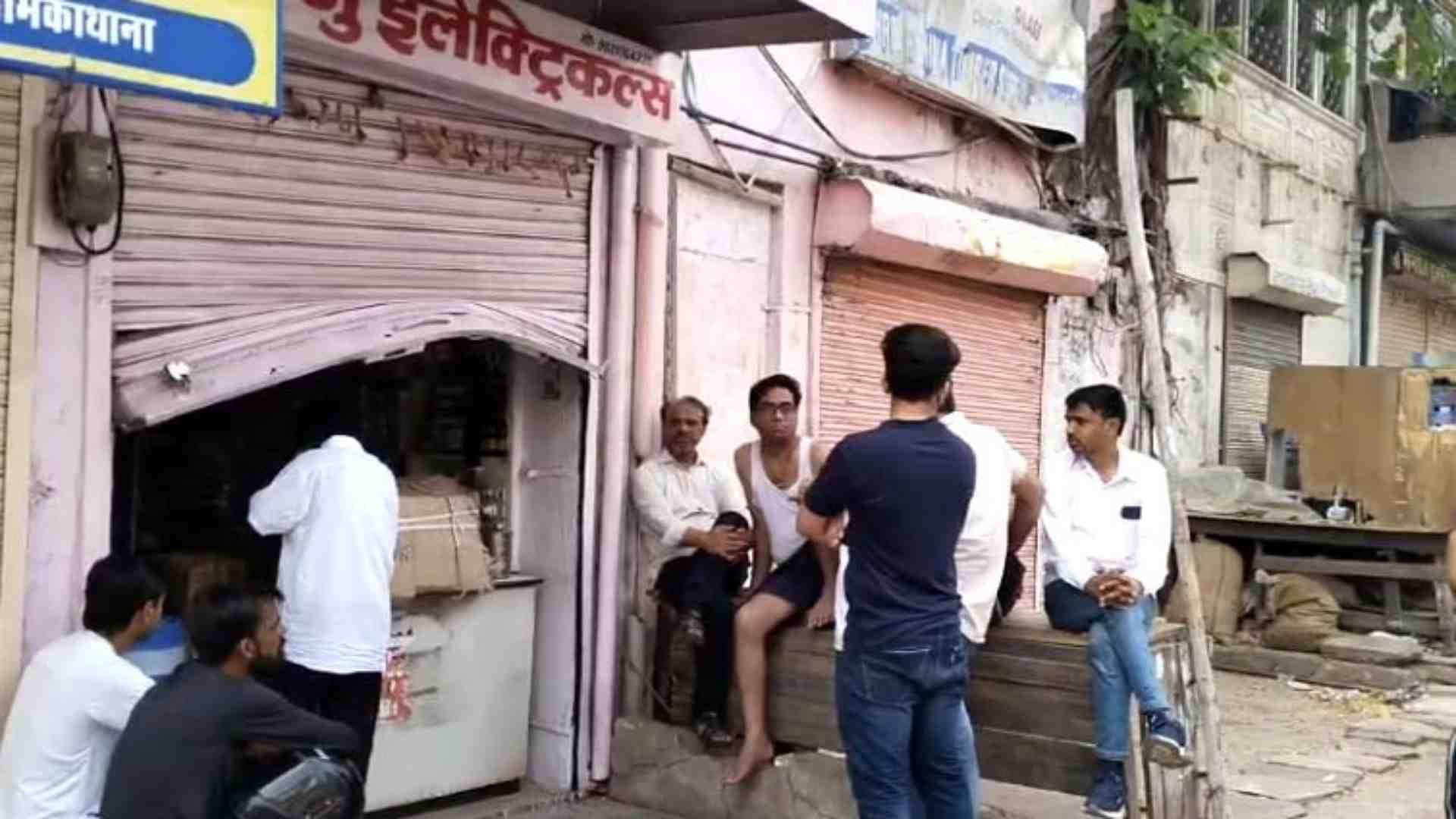 दुकान का टूटा शटर।