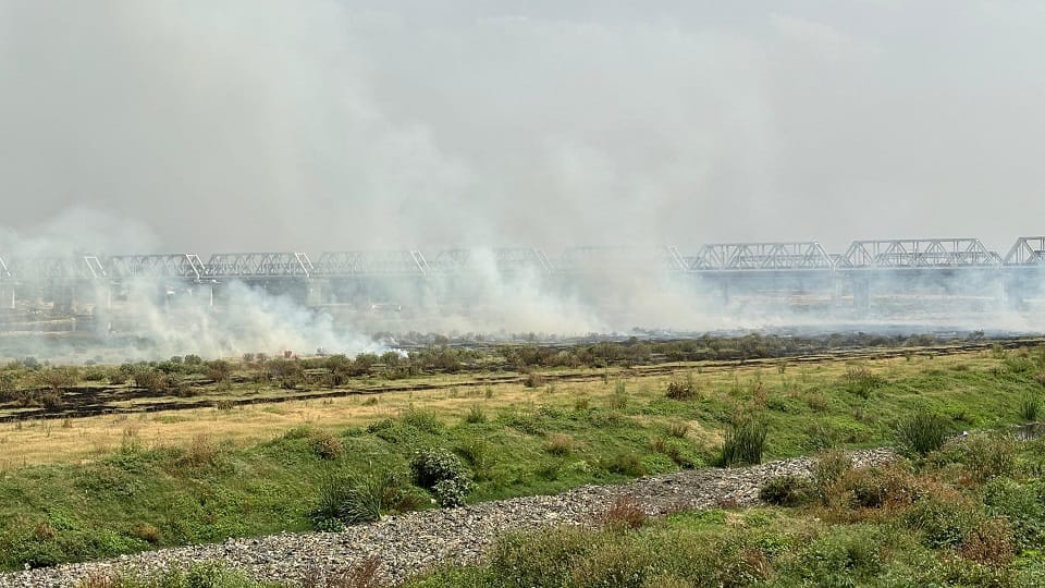 Smoke rose from Yamuna Taj Mahal became hidden not be seen from Stretchy Bridge