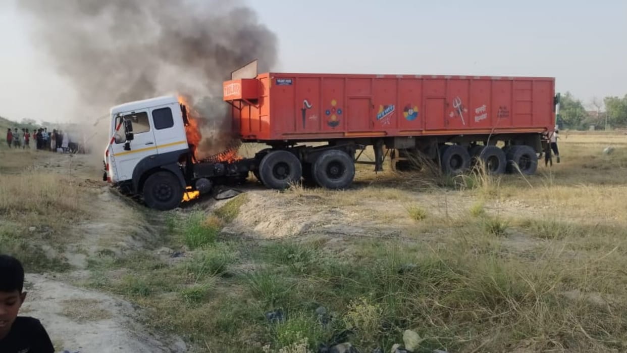 Trailer turns after tire burst on purvanchal Express in mau