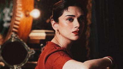 Aditi Rao Hydari Swan Walk in sanjay leela bhansali Series Heeramandi Copied From Madhubala in mughal e azam