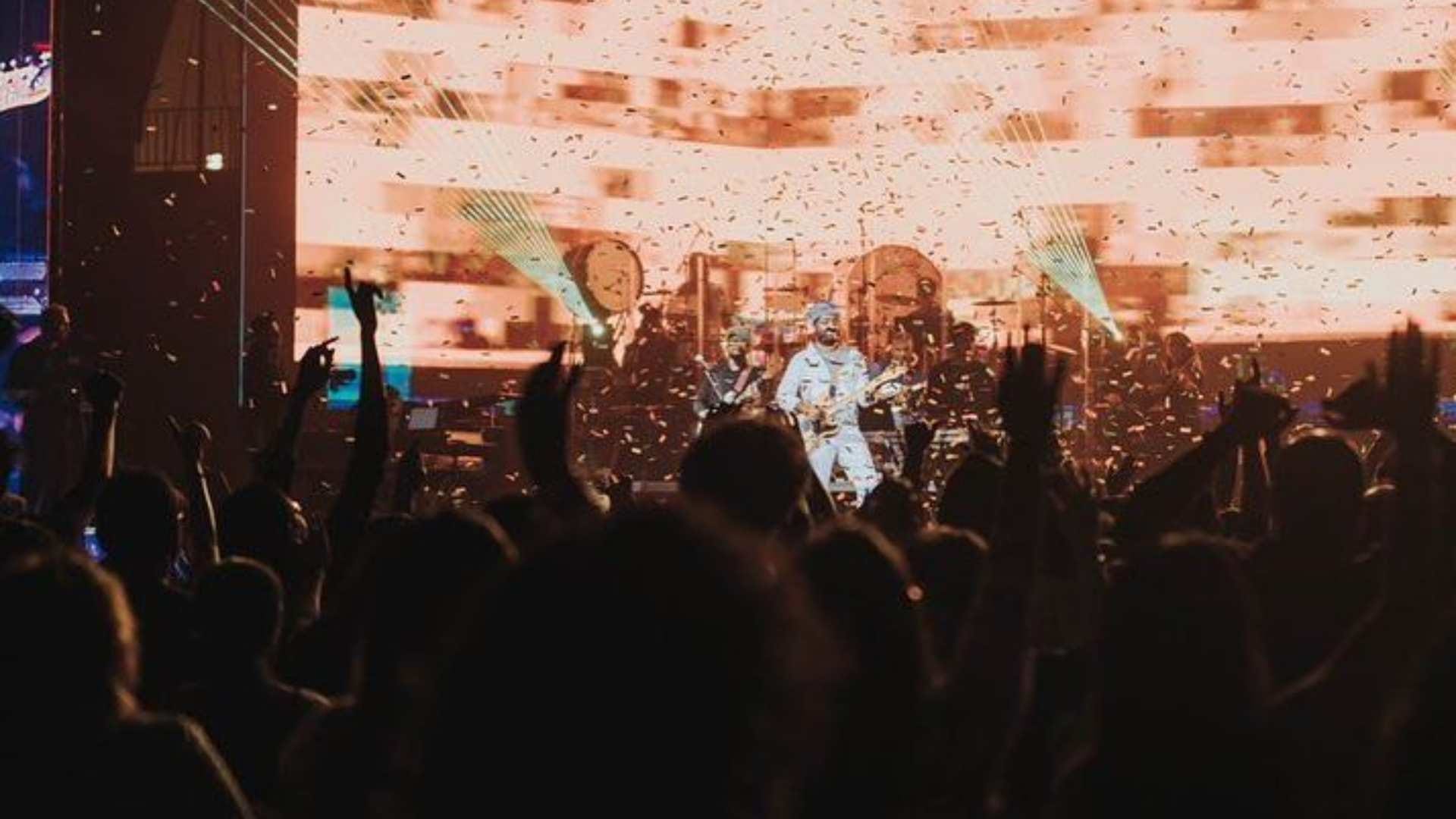 Arijit Singh Viral Video Singer cut his nails on stage in Dubai concert trolls got angry and reacts