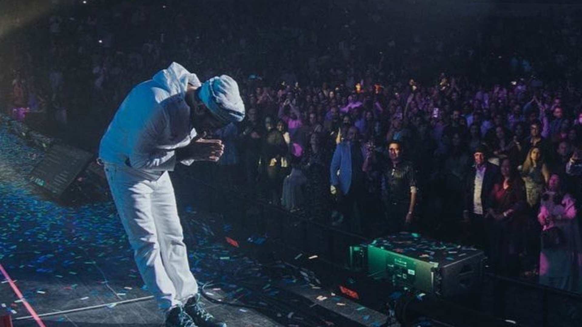 Arijit Singh Viral Video Singer cut his nails on stage in Dubai concert trolls got angry and reacts