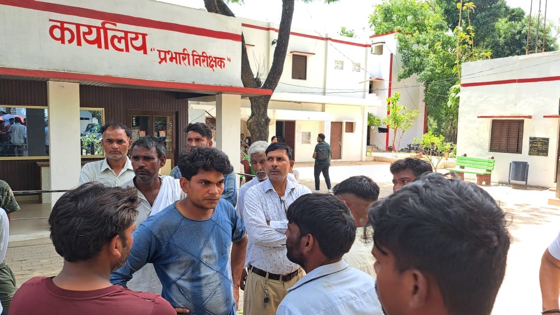 Meerut:  speedy car collided in Sardhana, painful death of two farmers eating food under a tree