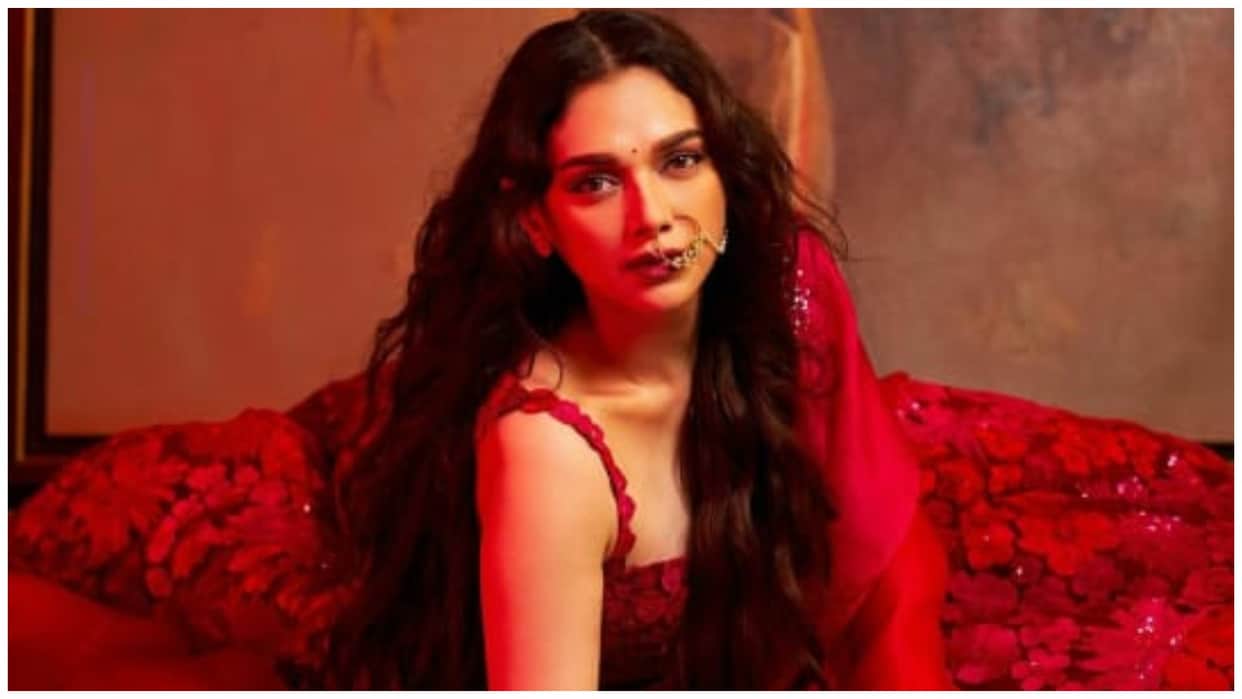 Airline Clarified on Heeramandi Star Aditi Rao Hydari airport circus post Said delay of 12 minutes in landing