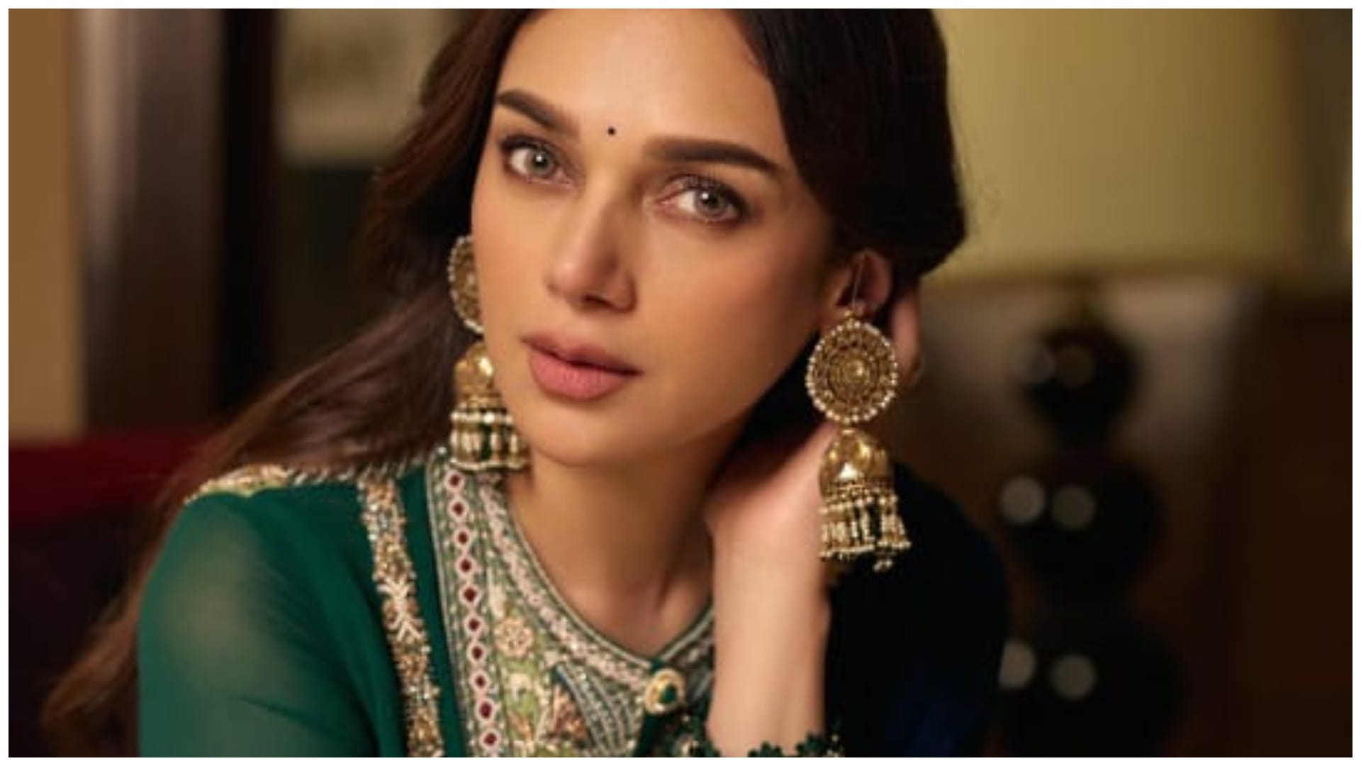 Airline Clarified on Heeramandi Star Aditi Rao Hydari airport circus post Said delay of 12 minutes in landing