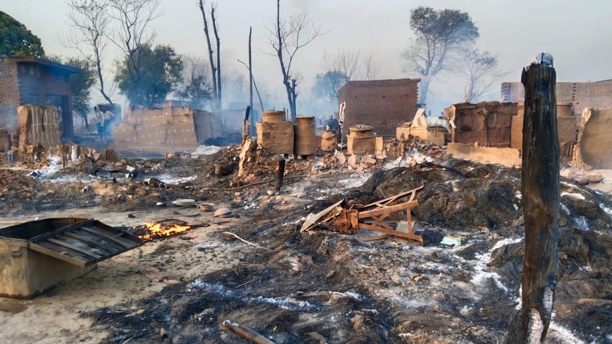 Balrampur News: 62 houses burnt to ashes near Nepal border, fire took the life of an old woman