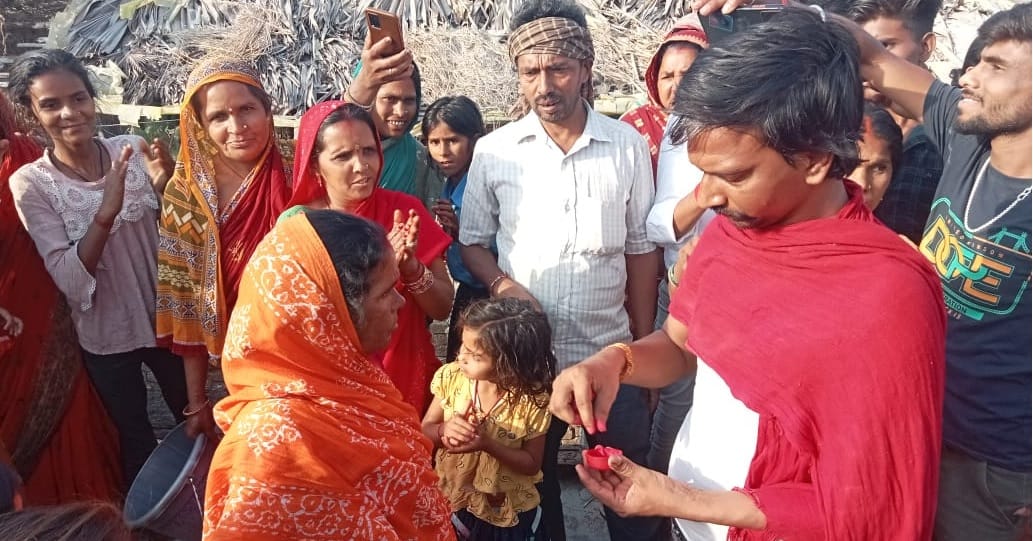 ग्रामीणों के सामने दोनों की शादी करवा दी गई।