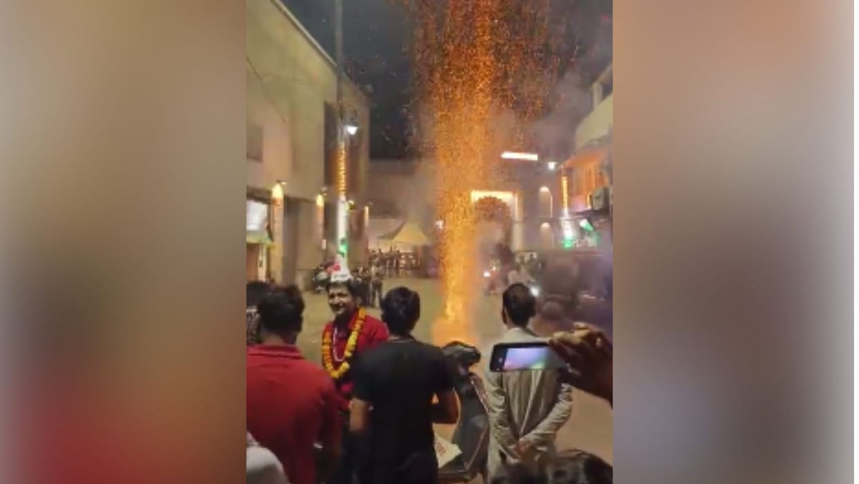 video goes viral Big fireworks in front of kashi Vishwanath temple gate