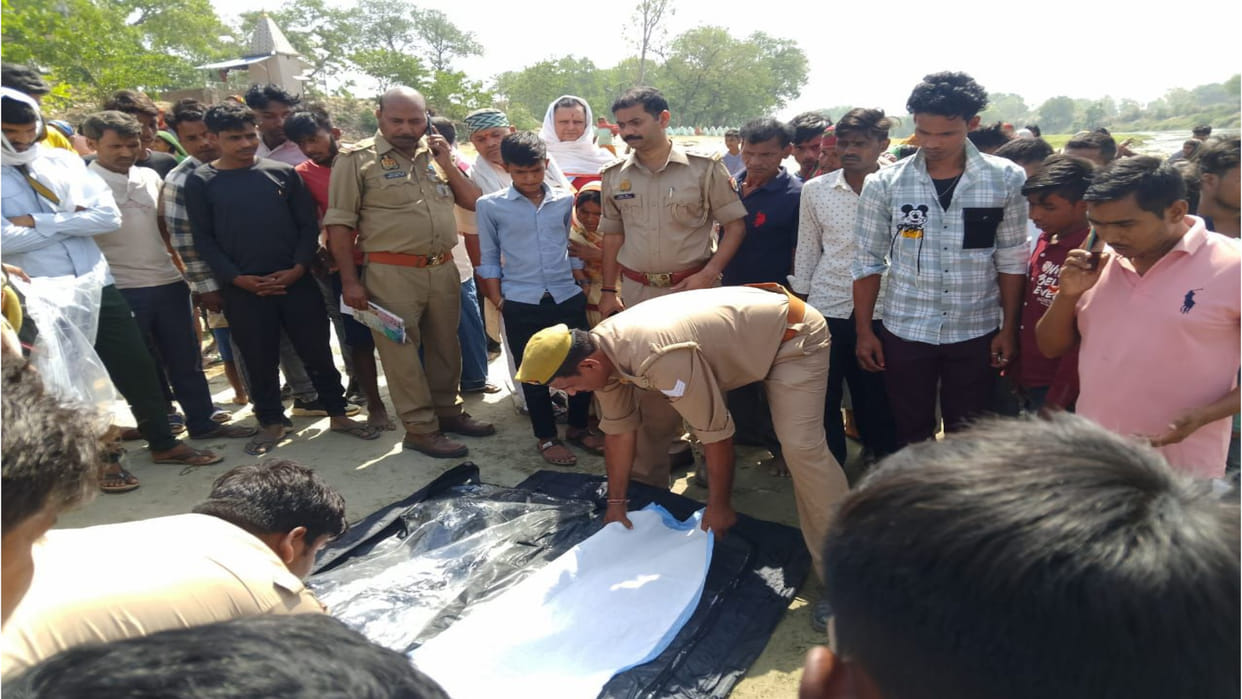 body of a laborer was found in the Chhoti Gandak river in deoria. suspectd  youth of the village.