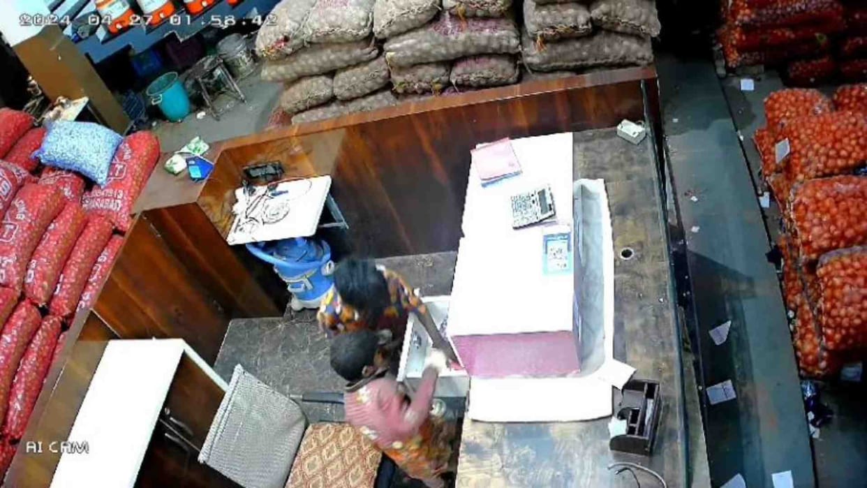 Rajsamand News: Two minor children caught in CCTV camera stealing in the market.