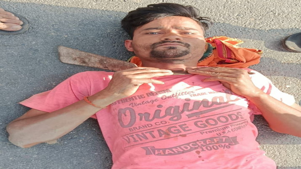 In Gorakhpur, youth accused the police of snatching his mobile.lay down on the road, sickle around neck