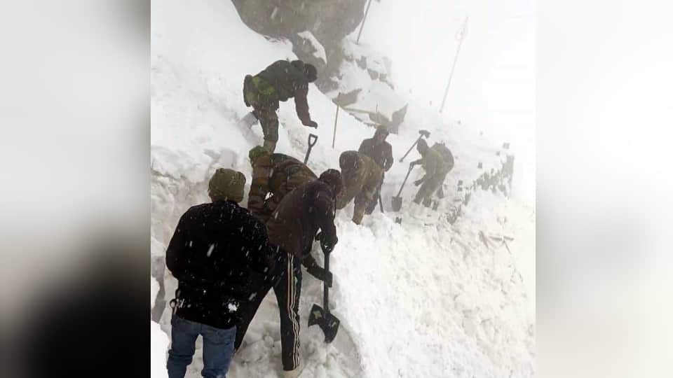 Hemkund Sahib Yatra 2024 Soldiers clearing snow and making way Even minus zero degree temperature