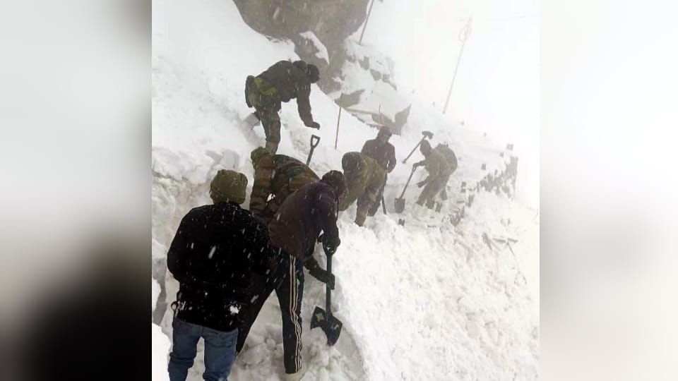 Hemkund Sahib Yatra 2024 Soldiers clearing snow and making way Even minus zero degree temperature