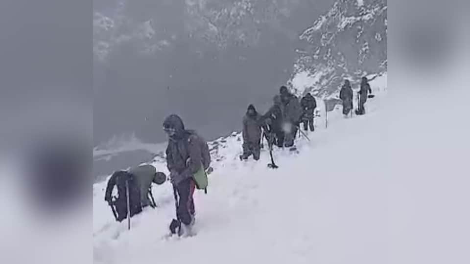 Hemkund Sahib Yatra 2024 Soldiers clearing snow and making way Even minus zero degree temperature