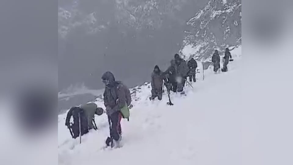 Hemkund Sahib Yatra 2024 Soldiers clearing snow and making way Even minus zero degree temperature