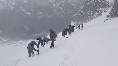 Army soldiers reached Hemkund Sahib snow removal work on the road Uttarakhand Chardham Yatra 2024 Watch Photos