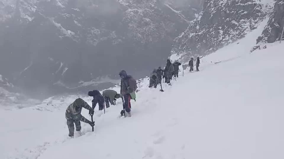 Hemkund Sahib Yatra 2024 Soldiers clearing snow and making way Even minus zero degree temperature