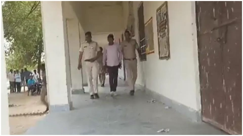पुलिस गिरफ्त में आरोपी शिक्षक।