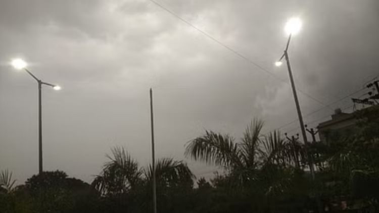 CG Weather News: रायपुर-बिलासपुर समेत चार संभाग के लिए मौसम विभाग का अलर्ट; तेज बारिश के साथ आंधी चलने के आसार
