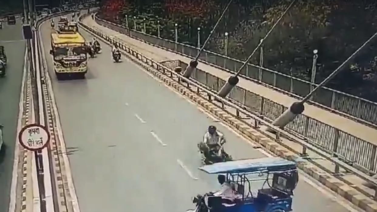 Accident: Due to negligence of e-rickshaw driver on the new bridge, a youth riding a bike lost his life